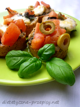 Zapiekanki z mozzarellą, pomidorami i oliwkami
